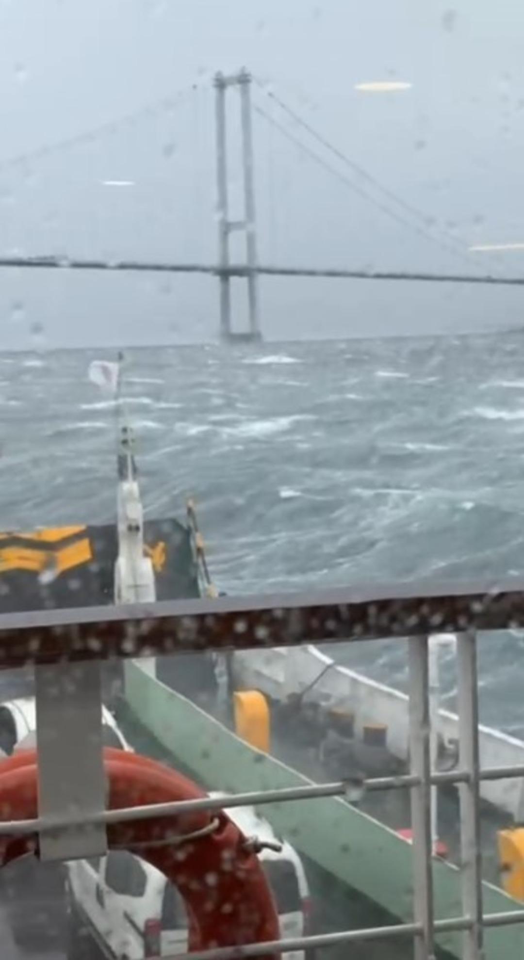 Son dakika | Y&uuml;zlerce vatandaş denizin ortasında mahsur kaldı! Yalova dan a&ccedil;ılan feribot fırtınaya yakalandı 4