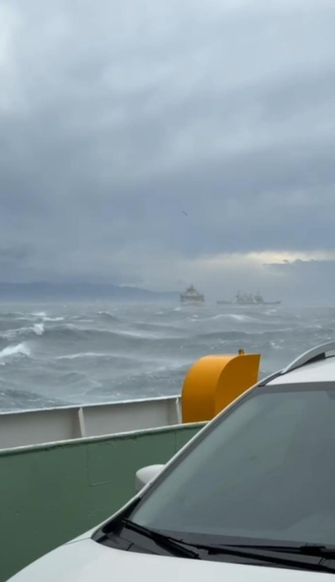 Son dakika | Y&uuml;zlerce vatandaş denizin ortasında mahsur kaldı! Yalova dan a&ccedil;ılan feribot fırtınaya yakalandı 5