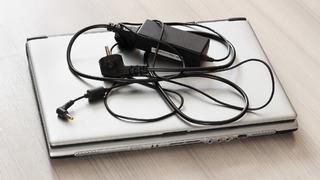 Laptop şarj kablolarındaki silindir parça nedir, ne işe yarar?