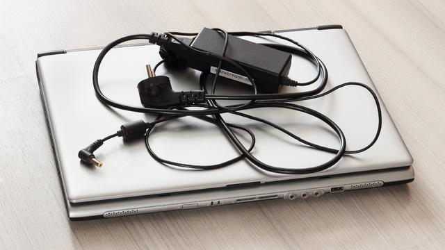 Laptop şarj kablolarındaki silindir parça nedir, ne işe yarar?