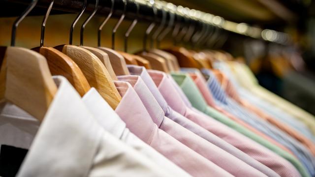 Gömleklerin sırt kısmındaki o küçük askı halkası neden vardır?