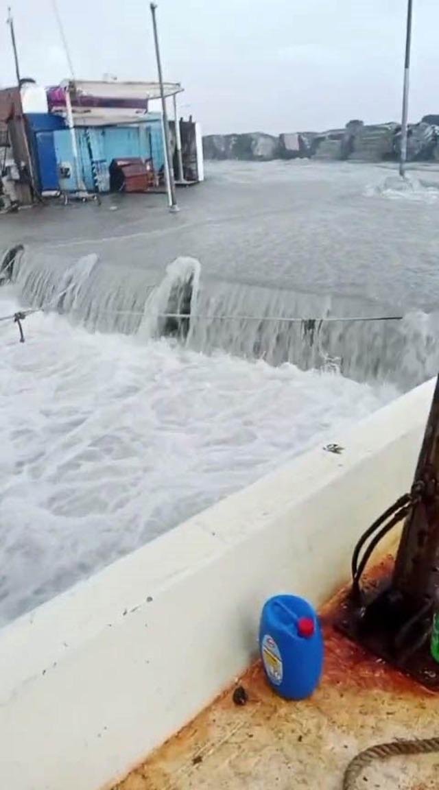 Avcılar&rsquo;da metrelerce y&uuml;kselen dalgalar mendireği b&ouml;yle aştı 1