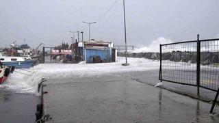 Avcılar’da metrelerce yükselen dalgalar mendireği böyle aştı