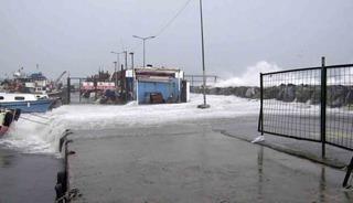 Avcılar&rsquo;da metrelerce y&uuml;kselen dalgalar mendireği b&ouml;yle aştı