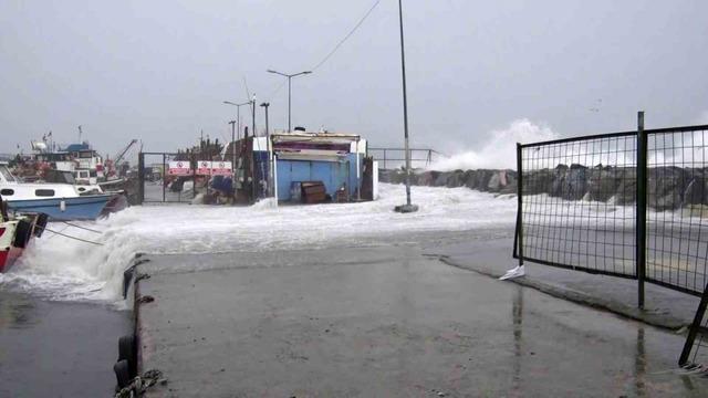 Avcılar’da metrelerce yükselen dalgalar mendireği böyle aştı