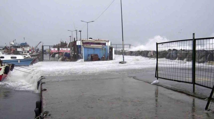 Avcılar&rsquo;da metrelerce y&uuml;kselen dalgalar mendireği b&ouml;yle aştı