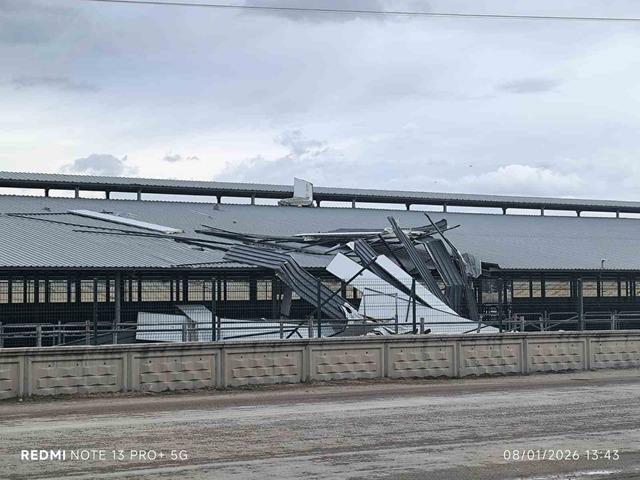 Şiddetli r&uuml;zgar işyerinin &ccedil;atısını u&ccedil;urdu 1