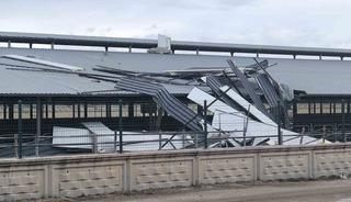 Şiddetli r&uuml;zgar işyerinin &ccedil;atısını u&ccedil;urdu