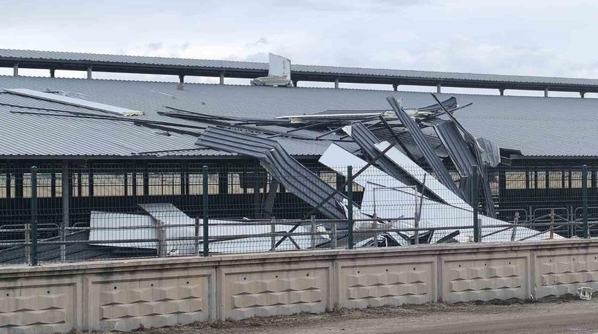 Şiddetli r&uuml;zgar işyerinin &ccedil;atısını u&ccedil;urdu