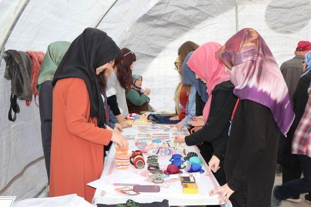 Lise öğrencileri Mehmetçik Vakfı için kermes düzenlendi