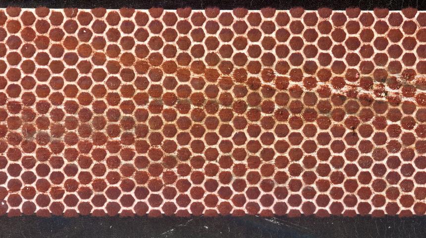 Kibrit kutusunun yanındaki s&uuml;rt&uuml;nme alanı neden petek desenlidir?