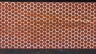 Kibrit kutusunun yanındaki sürtünme alanı neden petek desenlidir?