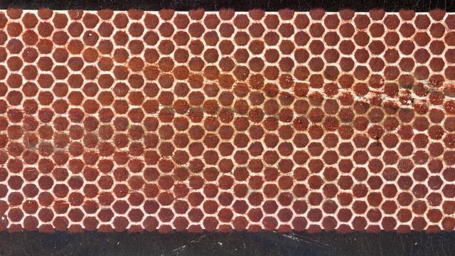 Kibrit kutusunun yanındaki sürtünme alanı neden petek desenlidir?