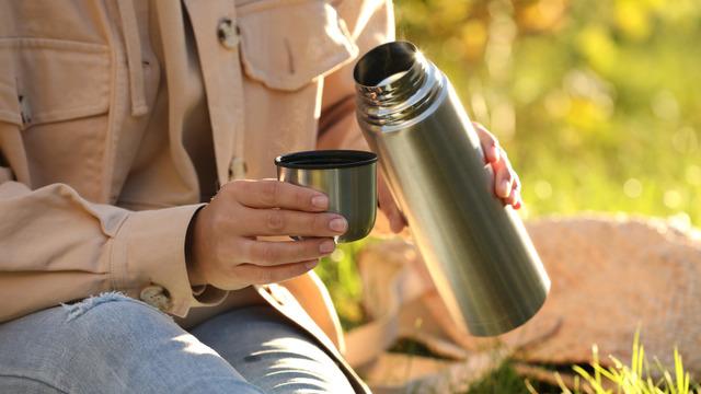 Termoslar nasıl oluyor da içecekleri uzun süre sıcak tutuyor?