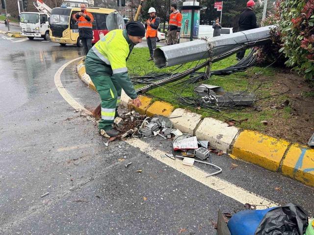 Sarıyer&rsquo;de fırtına etkili oldu: Baz istasyonu ve ağa&ccedil; devrildi 1