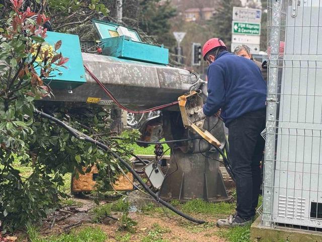 Sarıyer&rsquo;de fırtına etkili oldu: Baz istasyonu ve ağa&ccedil; devrildi 2