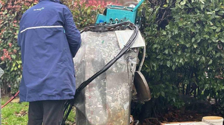 Sarıyer&rsquo;de fırtına etkili oldu: Baz istasyonu ve ağa&ccedil; devrildi