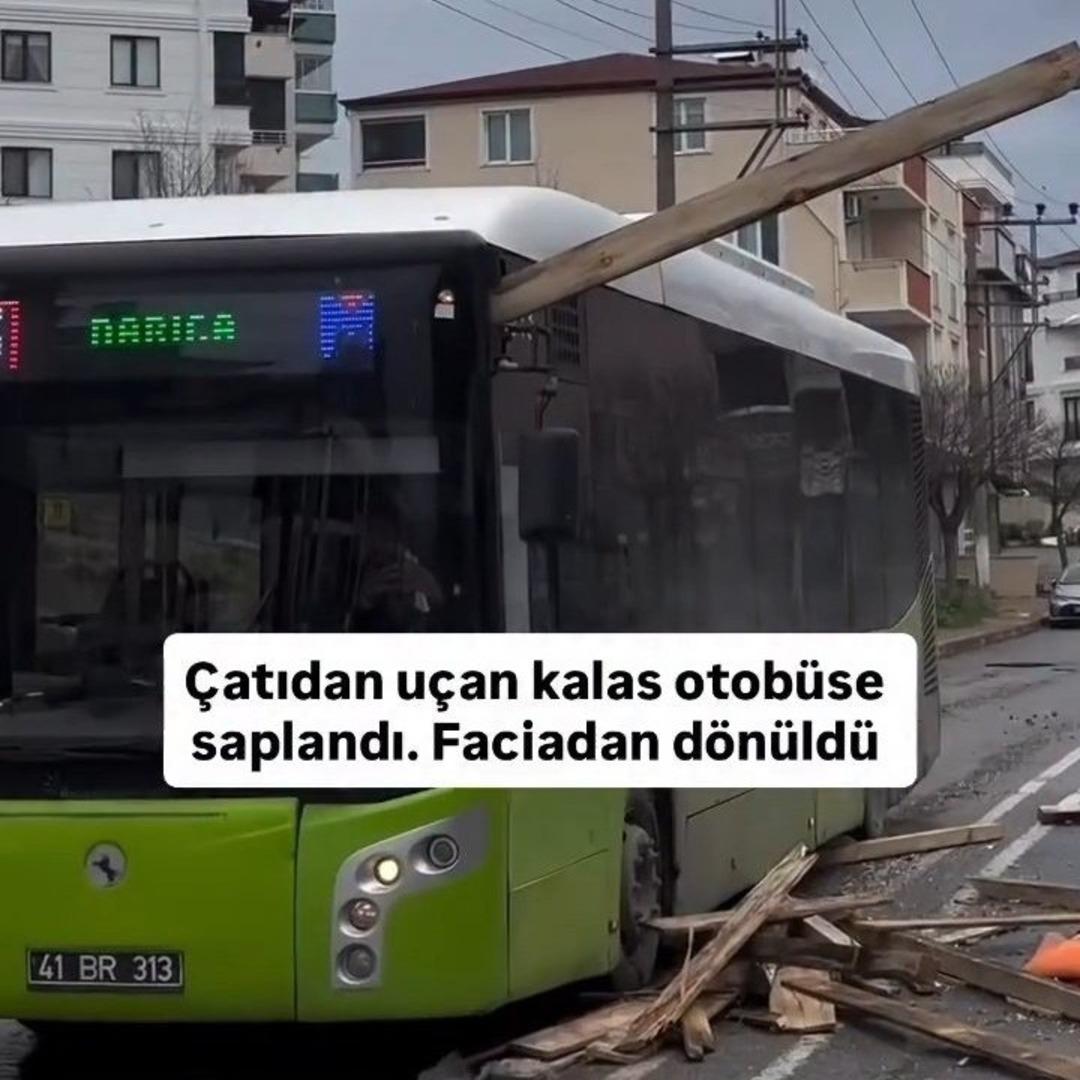 Ne &ccedil;atı kaldı ne cam! Fırtına tırları peş peşe devirdi, otoyollar savaş alanına d&ouml;nd&uuml; 6