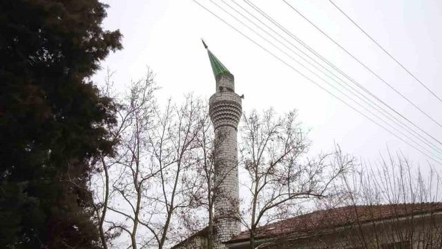 Burdur’da şiddetli rüzgar nedeniyle minarenin kubbesi koptu