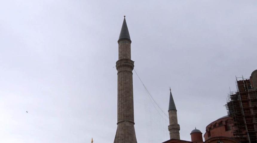 Ayasofya Camii&rsquo;nin alemi şiddetli r&uuml;zgar nedeniyle d&uuml;şt&uuml;