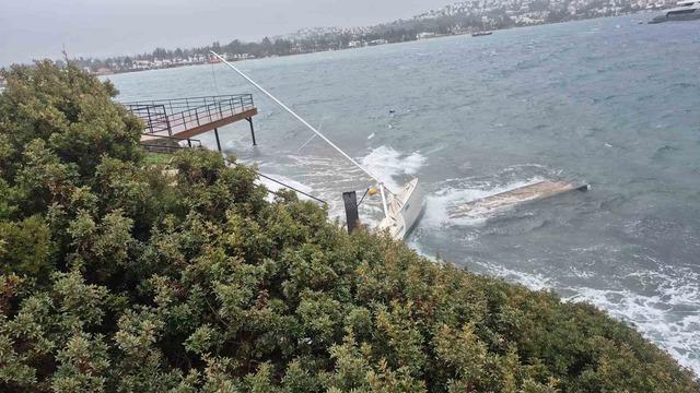 Karaya vuran ve batan teknelerde büyük hasar meydana geldi 1