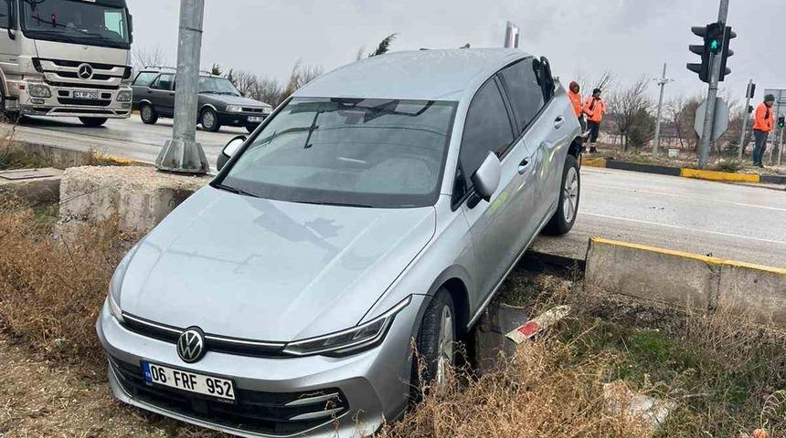 Burdur&rsquo;da otomobil ile kamyon &ccedil;arpıştı: 1 yaralı