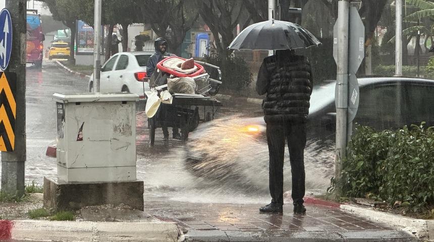 Antalya'da kuvvetli yağış ve fırtına etkili oldu