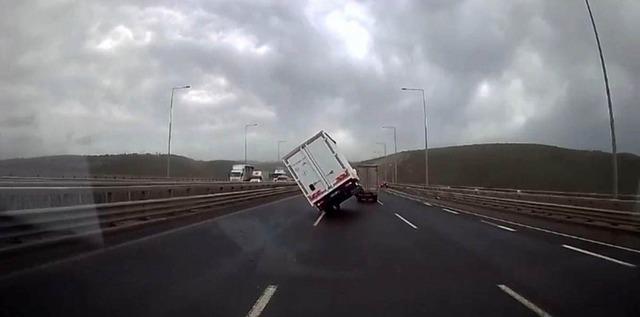 Fırtınada seyir halindeki kamyonet devrildi 1