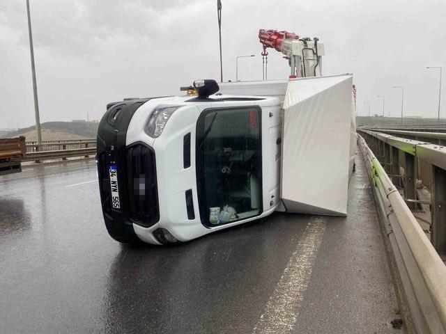 Fırtınada seyir halindeki kamyonet devrildi 2