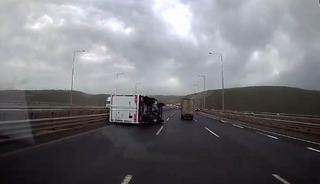 Fırtınada seyir halindeki kamyonet devrildi