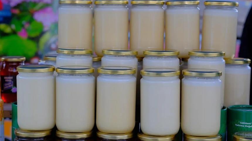 Beyaz bal g&ouml;renleri şaşırtıyor! M&uuml;şteri bozulduğu sanıyor