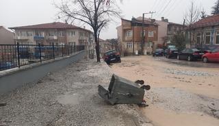 K&uuml;tahya&rsquo;da sel sularının oluşturduğu &ccedil;ukurlara d&uuml;şen otomobiller kurtarıldı