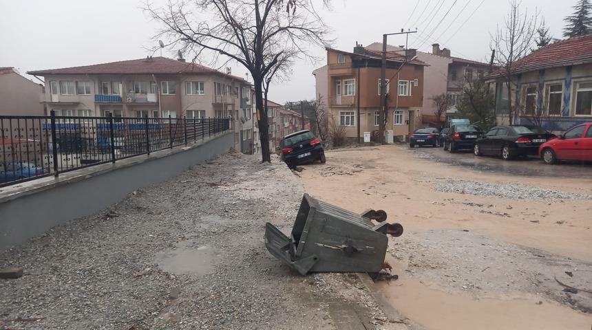 K&uuml;tahya&rsquo;da sel sularının oluşturduğu &ccedil;ukurlara d&uuml;şen otomobiller kurtarıldı