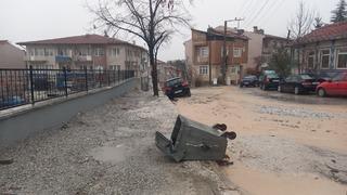 Kütahya’da sel sularının oluşturduğu çukurlara düşen otomobiller kurtarıldı