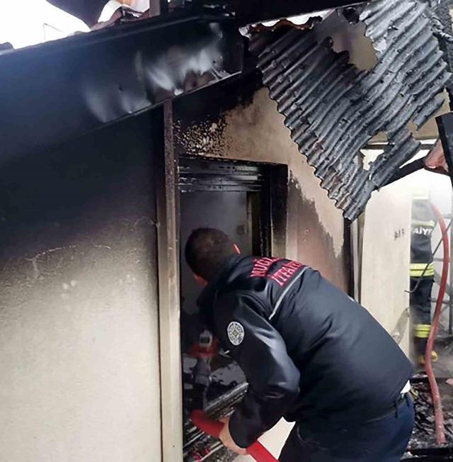 Köyceğiz’de çatıda balyan yangında ev tamamen yandı 1