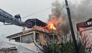 K&ouml;yceğiz&rsquo;de &ccedil;atıda balyan yangında ev tamamen yandı