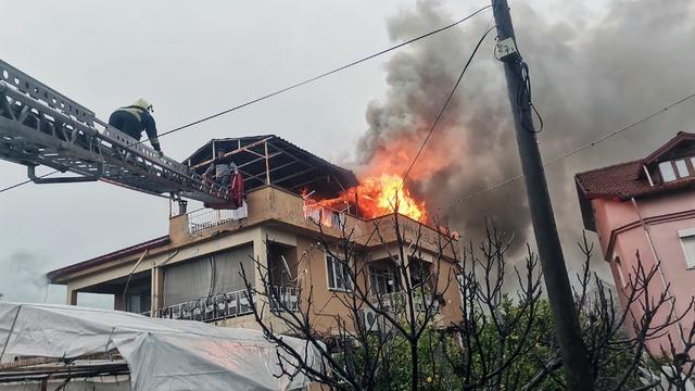 Köyceğiz’de çatıda balyan yangında ev tamamen yandı