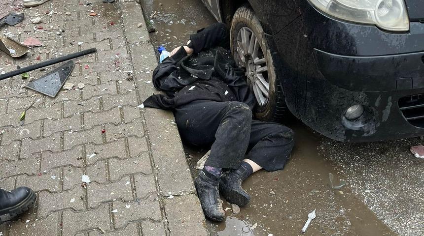 İzmir'de otomobil apartmanın bah&ccedil;esine u&ccedil;tu: 1'i ağır 6 yaralı