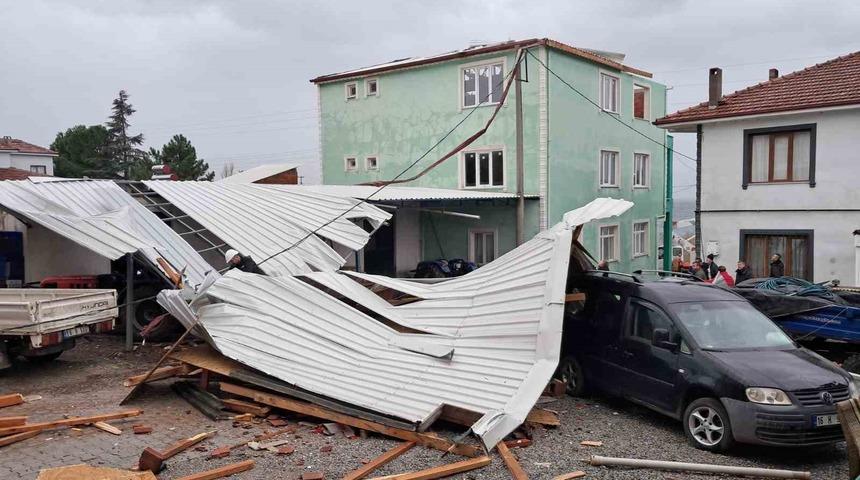 İznik&rsquo;te şiddetli fırtına evin &ccedil;atısını u&ccedil;urdu