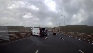 Fırtınada seyir halindeki kamyonet devrildi