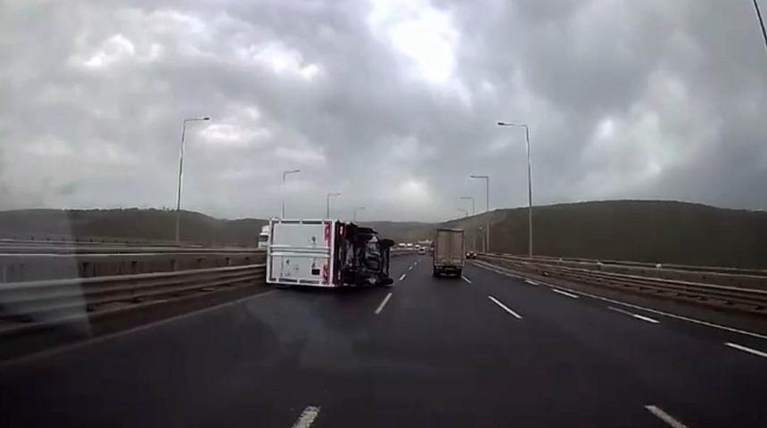 Fırtınada seyir halindeki kamyonet devrildi