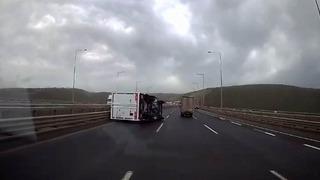 Fırtınada seyir halindeki kamyonet devrildi