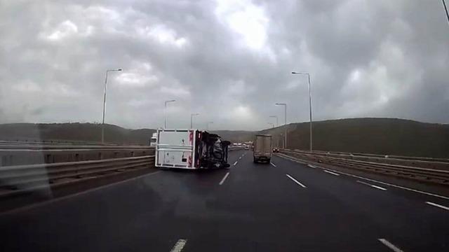 Fırtınada seyir halindeki kamyonet devrildi