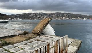 Sarıyer'de fırtına nedeniyle deniz feneri devrildi