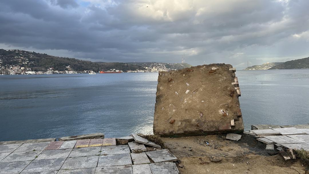 Yer: Sarıyer! Fırtına nedeniyle deniz feneri devrildi 1