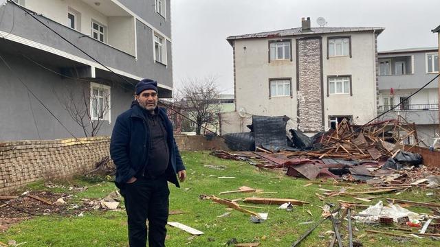 Kocaeli'yi fırtına vurdu: Evlerin çatıları uçtu, vatandaş tenteyle birlikte savruldu
