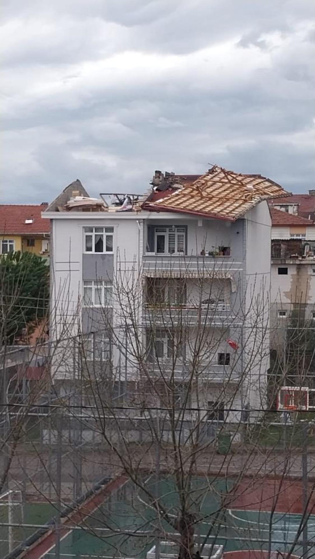 Kocaeli yi fırtına vurdu: Evlerin &ccedil;atıları u&ccedil;tu, vatandaş tenteyle birlikte savruldu 1