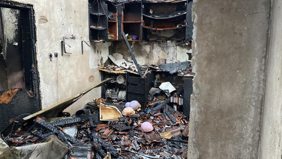 Kocaeli yi fırtına vurdu: Evlerin &ccedil;atıları u&ccedil;tu, vatandaş tenteyle birlikte savruldu 3