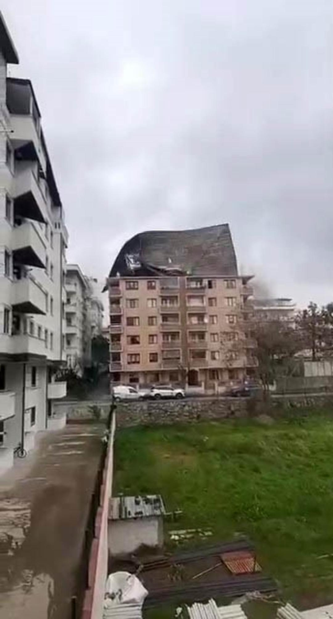 Darıca da çatısı hasar gören 5 okulda eğitime bir gün ara verildi 4