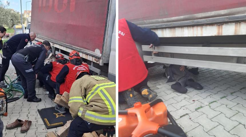 Kamyonun altında can pazarı: Vatandaşı kurtarmak i&ccedil;in b&ouml;yle m&uuml;cadele ettiler